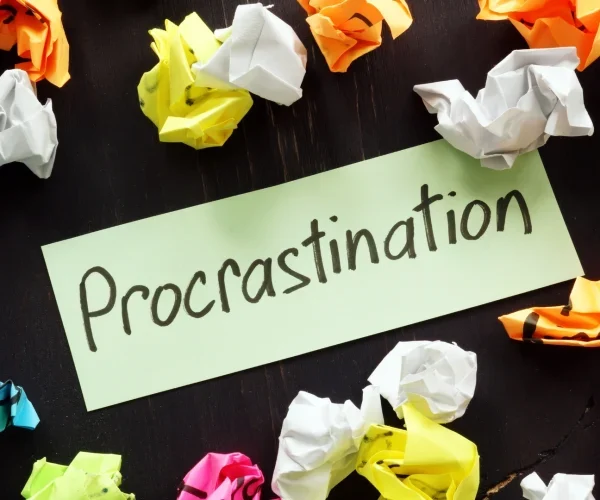 procrastination meaning in Urdu